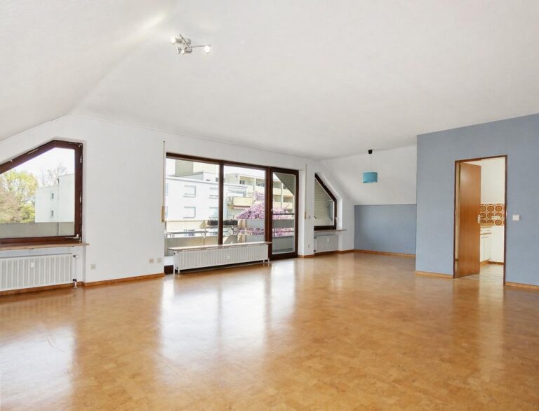 Charmante 2,5-Zimmer-Dachwohnung mit Atelier-Charakter und sonnigem Südbalkon!