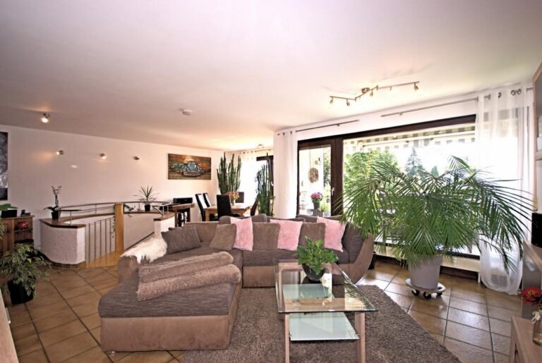 Einladende und schöne 3 Zimmer im Maisonetten-Stil mit herrlichem Südbalkon!