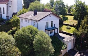 Herrliche Lage: Saniertes Ein- bis Zweifamilienhaus mit Garage & sehr großem Erbpachtgrundstück!