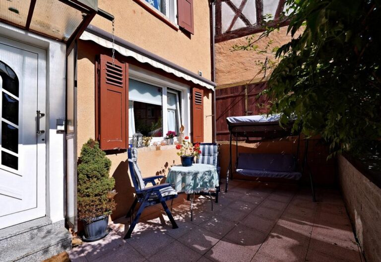 "Ihr neues Zuhause zum Top-Preis! Gepflegte DHH mit Terrasse – jetzt zugreifen!"