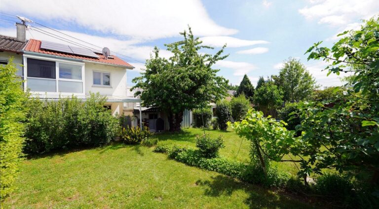 Modernisiertes Wohnen am Kurpark – Doppelhaus mit Garage und schönem Garten!